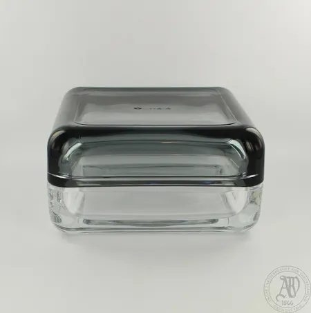 Lasirasia Iittala Vitriini, design Anu Penttinen, koko 108x108mm, kirkas ja harmaa Lähetetään postipakettina.