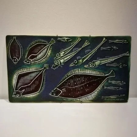 Seinäreliefi Kalat, sign. B. Heilimo Arabia, mitat 20 x 37cm, yhdessä kulmassa kulumaa. Lähetetään postipakettina.