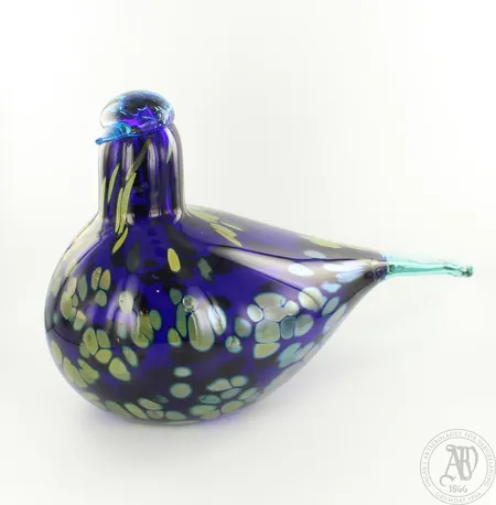 Lasilintu Iittala, Oiva Toikka, Nuutajärvi, Sinikki, yrityslintu Vantaan kaupunki 2002,  mitat 14x22cm. Lähetetään postipakettina.