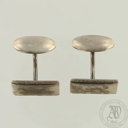 Kalvosinnapit, kaiverrettu, 813, paino 12,6g 