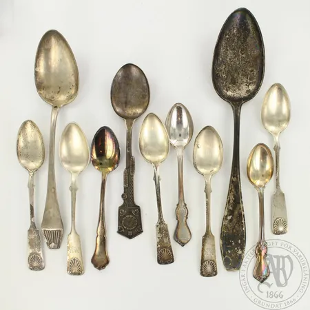 11 lusikkaa, kaiverrettuja, pituudet 115-210mm, 813-830, paino 196,0g 