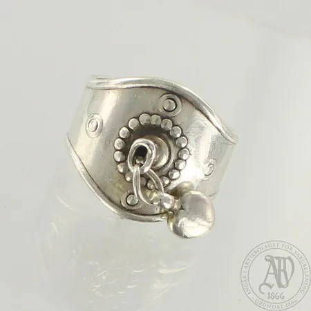 Sormus Kalevala Koru, Sydänsormus, kaiverrettu, koko 18, 925, paino 8,2g 