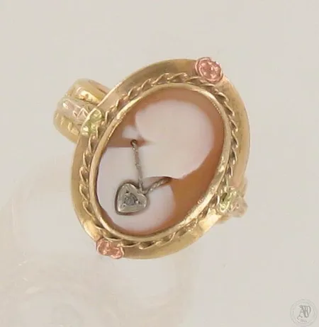 Camee-sormus timantilla 1xn.0.005ct, kaiverrettu, koko 18½, 750br, paino 9,3g