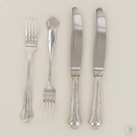 Kaksi haarukkaa ja kaksi veistä, Chippendale, pituudet 179 ja 206mm, laatikko, 830 ja 830br, paino 80,5 ja 100,7g