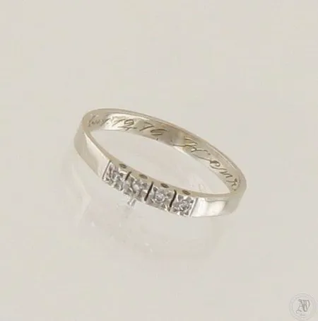 Timanttisormus 4xn.0.005ct, kaiverrettu, koko 18½, 750 valkokulta, paino 2,3g 