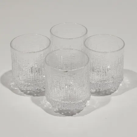 Neljä snapsilasia Iittala, Ultima Thule, korkeus 55mm Lähetetään postipakettina.