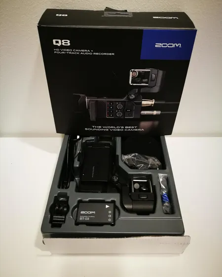 Zoom Q8 -videokamera audiotallentimella, Tallennusmediat: SD/SDHC/SDXC (128 Gb), Näyttö: 2,7" wide full-color LCD, kosketusnäyttö, myyntiilaatikko Lähetetään postipakettina.