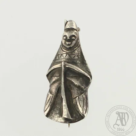 Rintaneula, korkeus 40mm, 813, paino 4,8g. Takana tekijäleiman kohdalla pieni kolhu. (Tekstiä muutettu 24.5.2019)