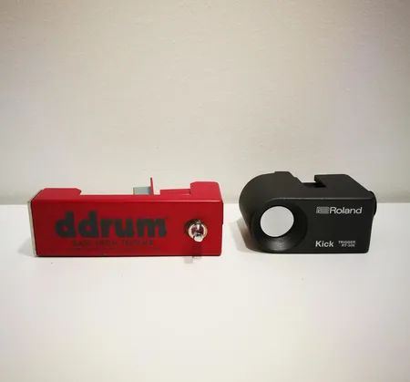 Kaksi bassorummun triggeriä, Roland RT-30K ja ddrum, yhteensopivat useimpiin rumpuihin