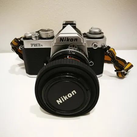 Filmikamera Nikon, FM3a, toimii täysin mekaanisesti, vain valotusmittari ja aukkoautomatiikka vaatii pariston, kantolaukku Lähetetään postipakettina.