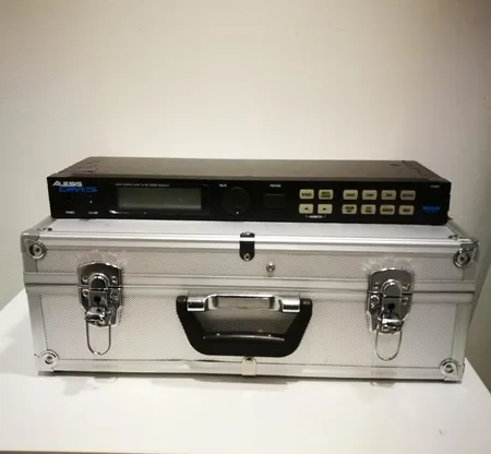 Alesis DM 5- rumpumoduuli ja alumiinisalkku, käytön jälkiä, 540 18-bittistä rummun ääntä stereona, jotka voidaan liittää mihin tahansa 21 ohjelmoitavasta rumpusetistä Lähetetään postipakettina.