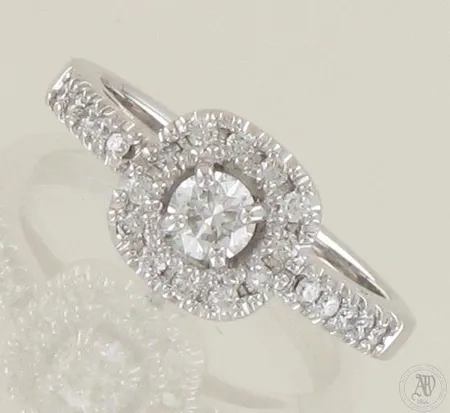 Timanttisormus 1xn.0.18ct 22xn.0.01ct, koko15¼, 585 valkokulta, paino 3,4g