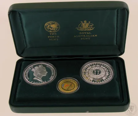 Rahasarja Sydney 2000 Olympic collection, 1x100 dollars 999 10g, 2x5 dollars 999 hopeaa, paino yhteensä 62,2g