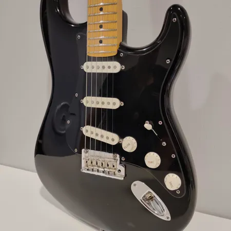 Sähkökitara, Fender Stratocaster, Corona California, Made in U.S.A, sr. Z8167022, vuodelta 2008, kova kantolaukku Ota yhteys panttilainaamoon kuljetusmaksusta sopimiseksi.