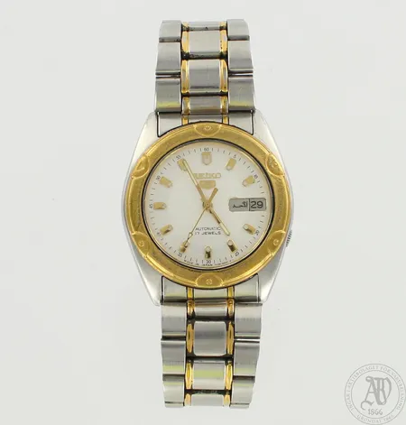 Viallinen Teräsrannekello Seiko 5, Automaatti, 17 jewels, taulun Ø 37mm, käytön jälkiä ja lasissa naarmuja, rannekeen pituus 180mm