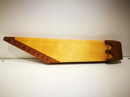 10-kielinen kantele, pitkä malli 76cm, Jukka Mäkelä Kintaus 2011, viritysavain ja pehmeä kantolaukku