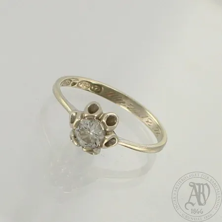 Timanttisormus 1xn.0.30ct, timantin sivussa pieni lohkeama, kaiverrettu, koko 16½, 750 valkokulta, paino 2,0g 