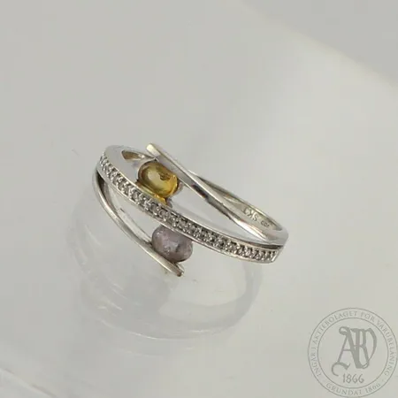 Kivisormus timanteilla 29xn.0.005ct, koko 17¼, 585br valkokulta, paino 2,7g