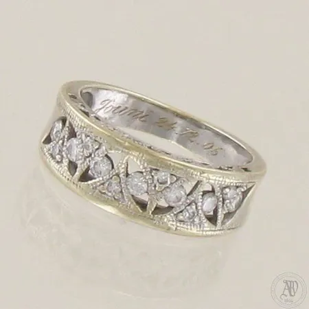 Timanttisormus 7xn.0.04ct 6xn.0.02ct, kaiverrettu, koko 17, 585 valko- ja keltakulta, paino 5,2g