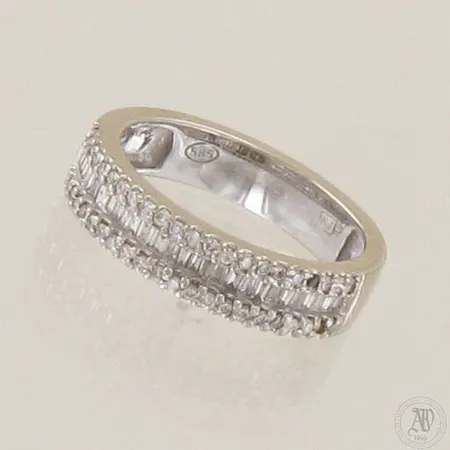 Timanttisormus 29xn.0.01ct baguette 36xn.0.005ct, kaksi timanttia puuttuu, koko 17, 585 valkokulta, paino 4,3g