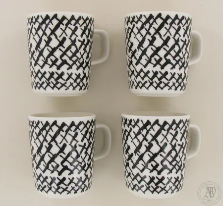 Neljä Kuriiri-mukia, Marimekko for Kiasma, design Paavo Halonen, korkeus 100mm, vetoisuus 2,5 dl, Kuriiri-tuotteet ovat myynnissä Museoshopin lisäksi vain Kiasman museokaupassa  