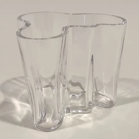 Aalto-maljakko Iittala, design Alvar Aalto, korkeus 95mm. Lähetetään postipakettina.