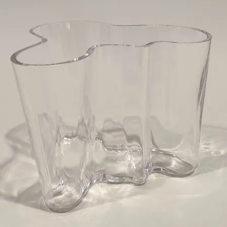 Aalto-maljakko Iittala, design Alvar Aalto, korkeus 120mm. Lähetetään postipakettina.