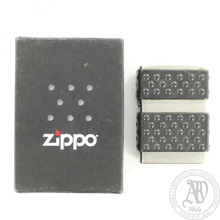 Sytytin Zippo, 200ZP Black Zip Guard, harjattu teräs, pientä käytön jälkeä, alkuperäinen laatikko