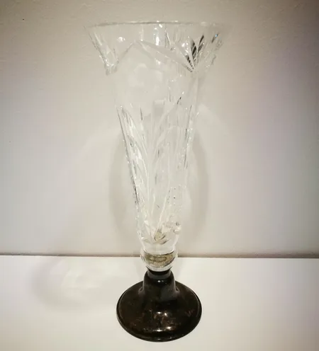 Kristallimaljakko hopeajalalla, kaiverrettu, Kultakeskus, vuodelta 1961, korkeus 285mm, ylälaidassa iskeymiä, 813br, paino 1156,7g.  Lähetetään postipakettina.
