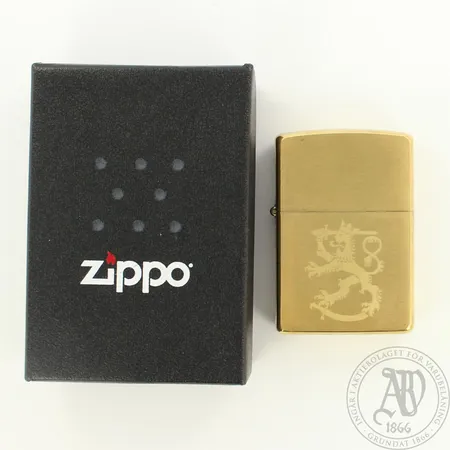 Sytytin Zippo Suomileijona, 204SL, harjattu messinki, pientä käytön jälkeä, alkuperäinen laatikko