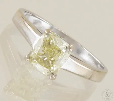 Timanttisormus 1xn.1.66ct (timantin mitat 6,5mm x 6mm x 4,5mm) ''saksihiontainen'', koko 17¾, 750 valkokulta, paino 3,6g