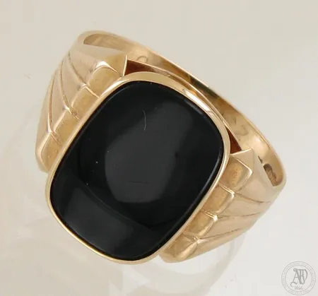 Onyx-kantasormus, kaiverrettu, koko 20¾, 585br, paino 4,4g