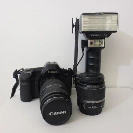 Filmikameranrunko Canon eos-1, objektiivi Canon 75-300mm, objektiivi Canon EFS 18-55mm, salama Metz 45CT-4, kameralaukku 