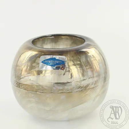 Tuikku/kynttilänjalka Nuutajärvi, Pilvi, Design Pertti Santalahti, korkeus 5,5cm. Lähetetään postipakettina.