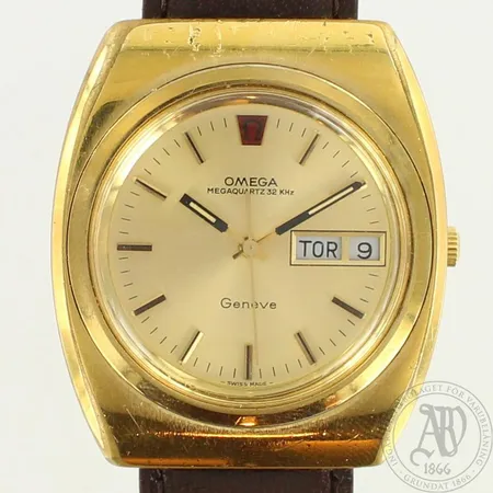 Teräsrannekello Omega, Megequartz 32 KHz, Geneve, suomalainen viikonpäivä ja päivyri näyttö, leveys 39mm, Quartz 1310 paristo, käytön jälkiä, nahkaranneke