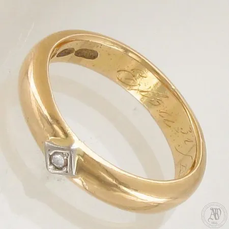 Timanttisormus 1xn.0.02ct, kaiverrettu, koko 17½, 750, paino 6,2g