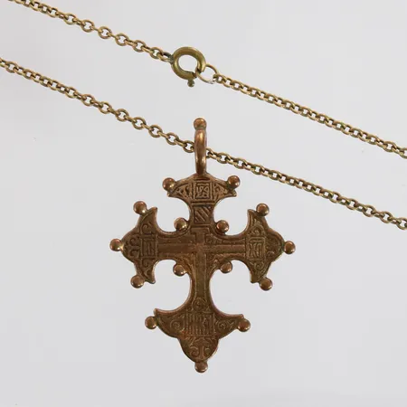 Ristiriipus ja ketju, Kalevala Koru Ilomantsin risti, riipuksen korkeus 44mm, ketjun pituus 45cm, pronssi