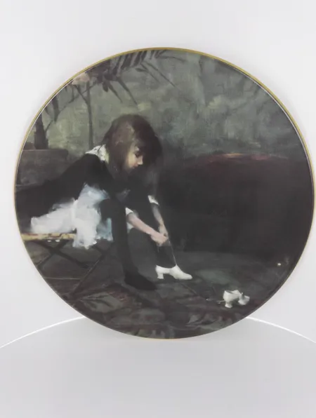 Seinälautanen, Arabia, Helene Schjerfbeck, Ø 230mm, Tanssiaiskengät. Lähetetään postipakettina.