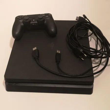 Playstation 4 Slim 500Gt, ohjain, HDMI-johto, USB-johto ja virtajohto, kuitti, takuu voimassa19.12.2020 asti.  Lähetetään postipakettina.