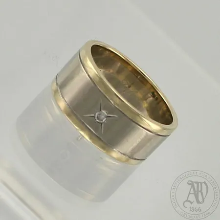 Timanttisormus 1xn.0.02ct, kivessä halkeama, kaiverrettu, koko 17, 585 kelta- valkokulta, paino 8,8g