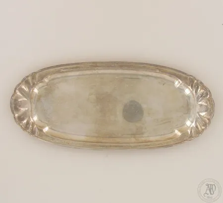 Tarjotin, pituus ja leveys 230mm ja 100mm, valmistettu 1959 813, paino 114,6g