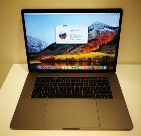 Apple Macbook Pro 15", malli MPTT2LL/A, Touchbar, 4-ydin Intel I7-7820HQ 2,9GHz, AMD Radeon Pro 560 4Gt, 16Gt LPDDR3, 512Gt SSD, suojapussi, laturi ja kuitti.