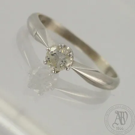 Timanttisormus 1xn.0.28ct, koko 17¼, kaiverrettu, 750 valkokulta, paino 2,4g
