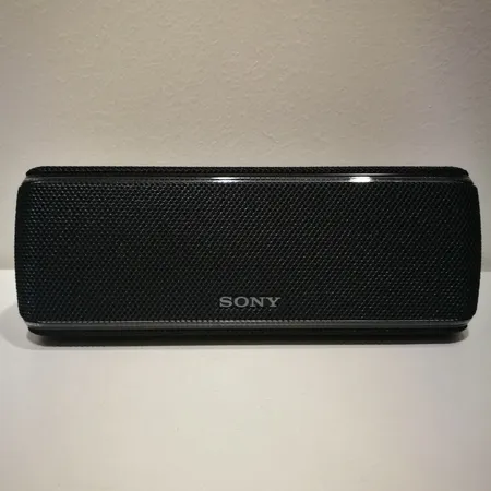 Langaton kaiutin, Sony SRS-XB31 ja USB-johto. 