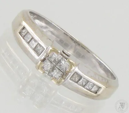 Timanttisormus 12xn.0.025ct princess-hiontaisia, koko 16½, 585 valkokulta, paino 3,2g, mukana todistus 