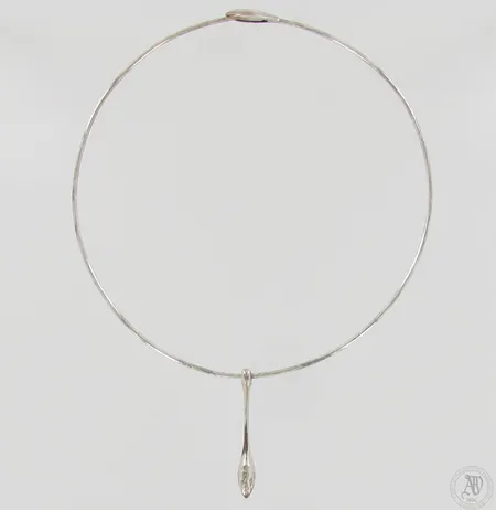 Kaulakoru Kalevala Koru, renkaan Ø130mm, riipuksen korkeus 45mm, 925, paino 18,3g 