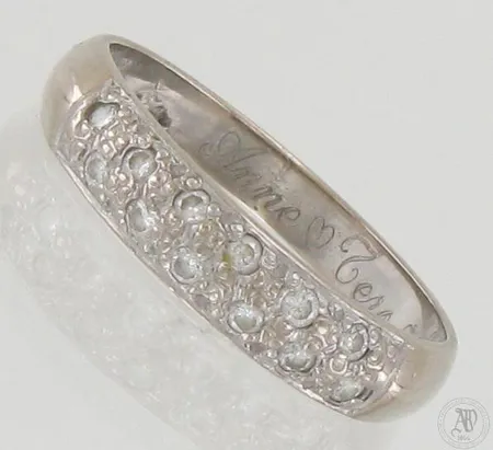 Timanttisormus 12xn.0.02ct, kaiverrettu, koko 17½, 585 valkokulta, paino 3,1g