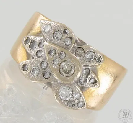 Timanttisormus 2xn.0.10ct ja 23xn.0.01-0.02ct, koko 18¾, 750 kelta- ja valkokulta, paino 18,0g 