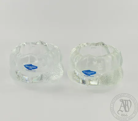 Kaksi Tuikku/munakuppia, Tipu, Nuutajärvi, Kerttu Nurminen, 1977-85, Korkeus 4 cm, halkaisija 5,5 cm Lähetetään postipakettina.