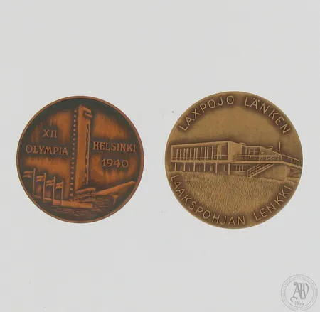 Kaksi muistomitalia, XII Olympia Helsinki 1940 ja Laakspohjan Lenkki